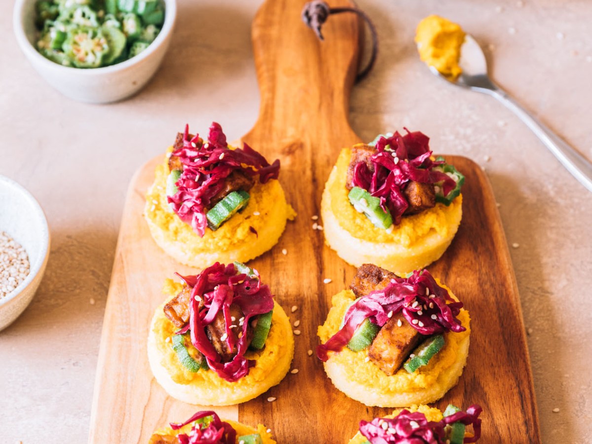 Polenta con tempeh e sauerkraut